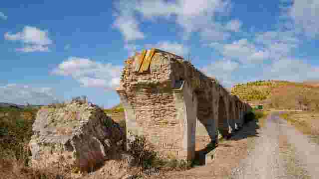 Ruinas del Acueducto Romano o Puente de los Moros